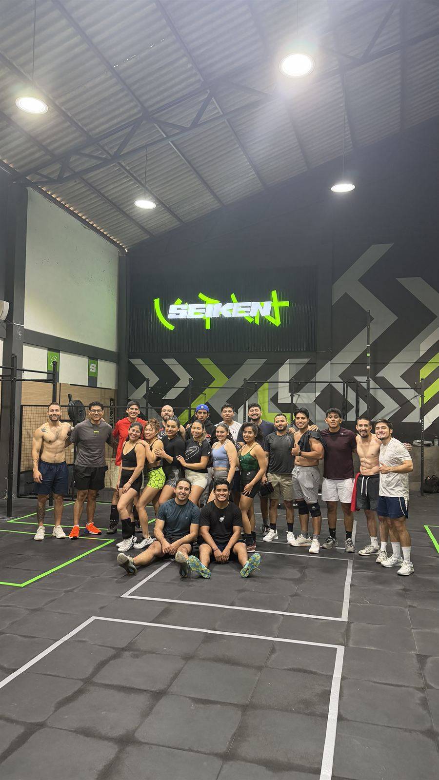 Atletas en comunidad entrenando duro en las instalaciones de Seiken Box Sucre