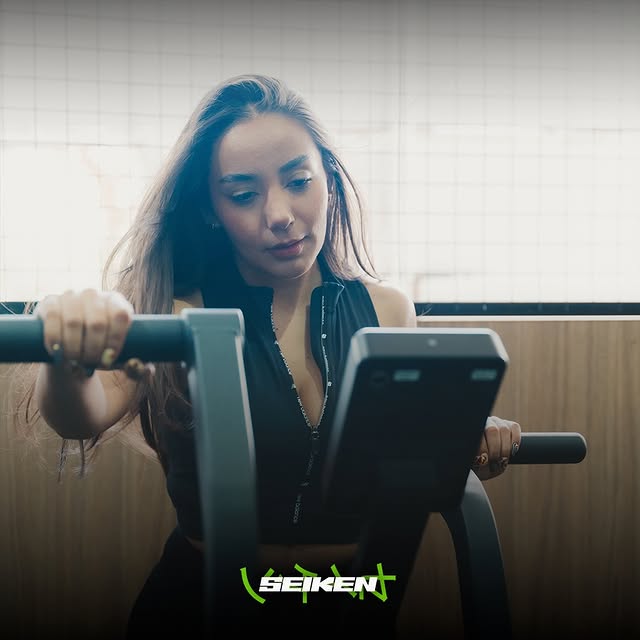 Atleta de Seiken Box entrenando en máquina cardio con concentración
